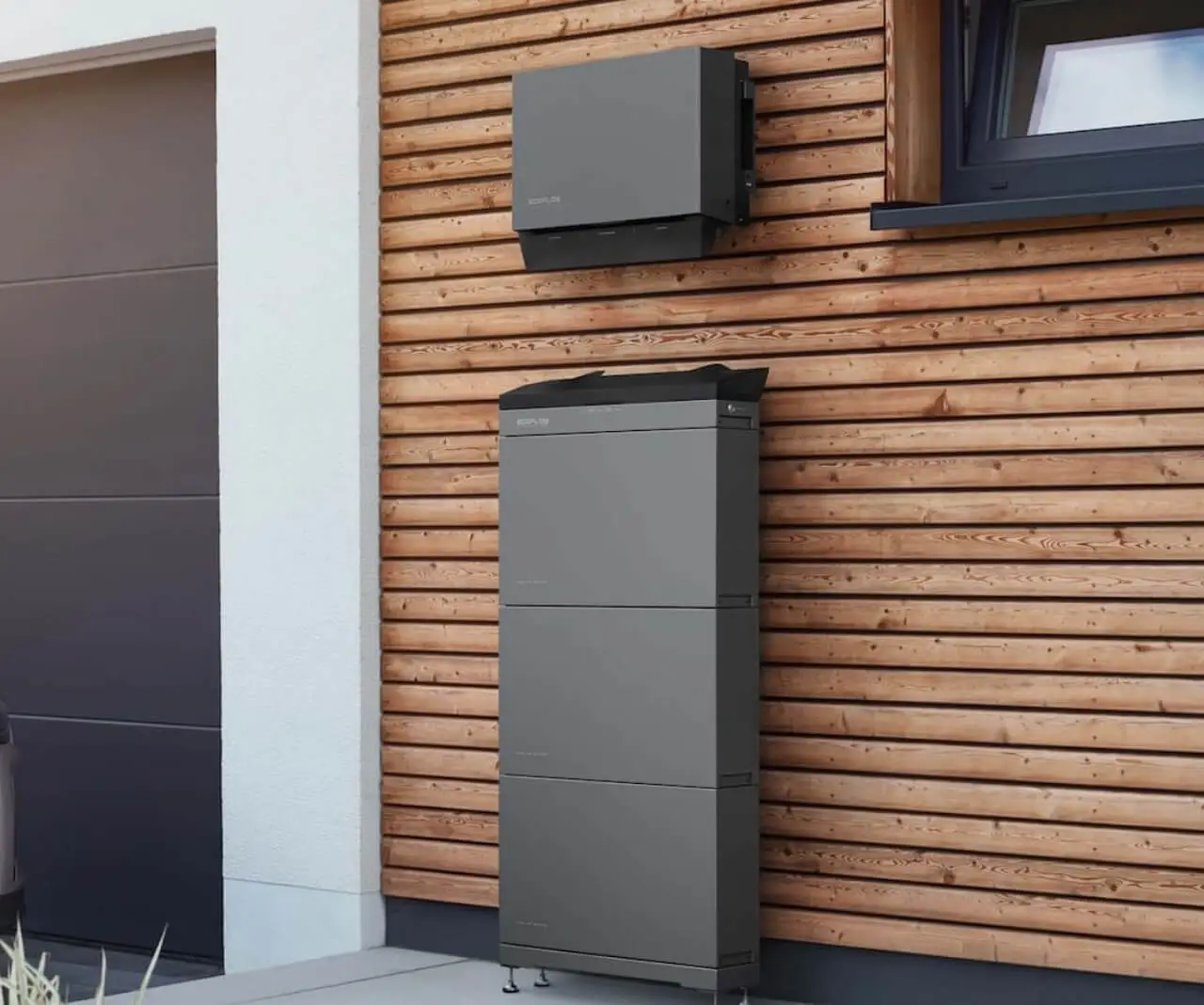 Vue aérienne d'une maison équipée de panneaux solaires avec piscine, installation réalisée par Alvea Solaire