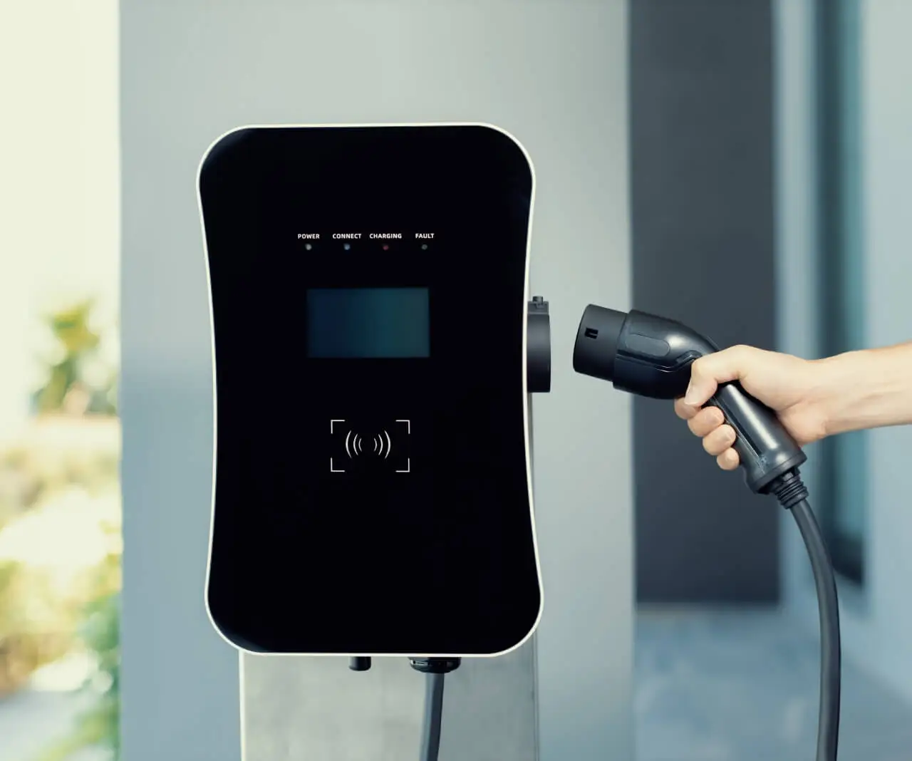 Borne de recharge pour véhicule électrique installée par Alvea Solaire à Dinan et Pleudihen-sur-Rance