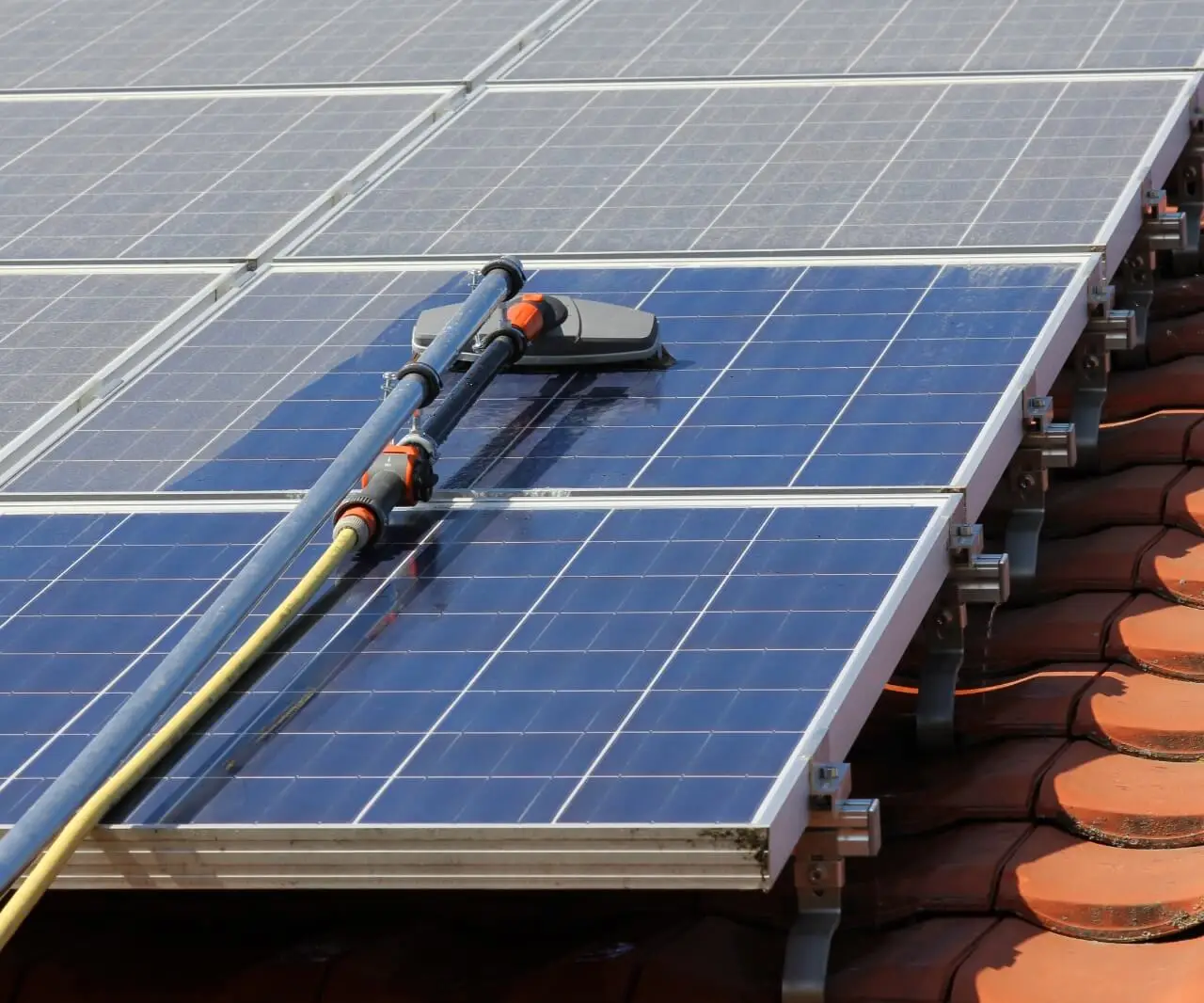 Nettoyage et entretien de panneaux solaires photovoltaïques par Alvea Solaire
